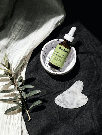 Flaska med hårbottenolja som motverkar håravfall och främjar naturlig hårväxt. En stilren förpackning som innehåller en potent blandning av aktiva ingredienser, kliniskt beprövade för att stärka hårsäckarna och stimulera hårväxten. Scalp oil , aesthetically beautiful, spa like