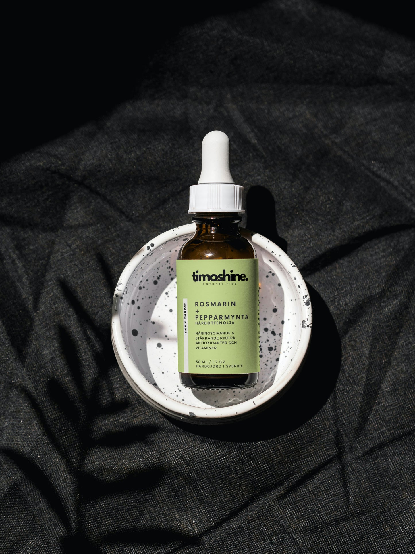 Naturlig hårvårdsolja med rosmarin och pumpafröolja för att stimulera hårväxt och stärka hårbotten - Rise & Thrive
