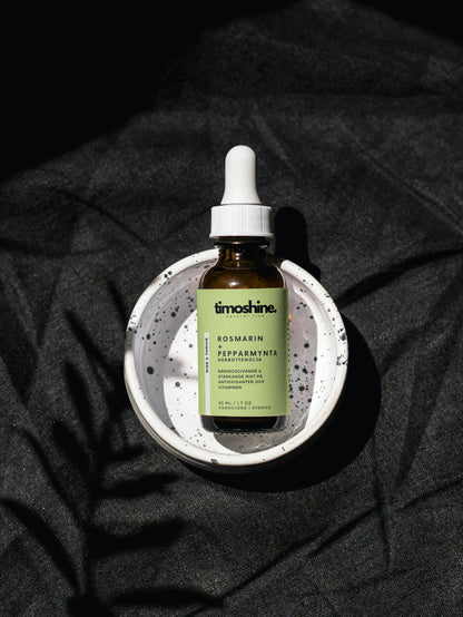 Naturlig hårvårdsolja med rosmarin och pumpafröolja för att stimulera hårväxt och stärka hårbotten - Rise & Thrive

